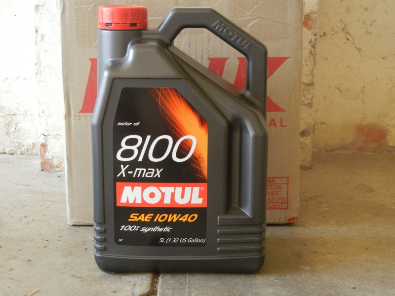 Motul 8100 X-max 10W40 engine oil